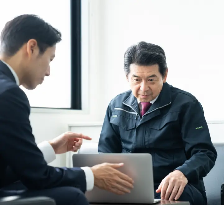 説明するサラリーマン