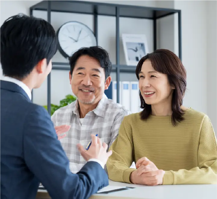 説明するサラリーマン